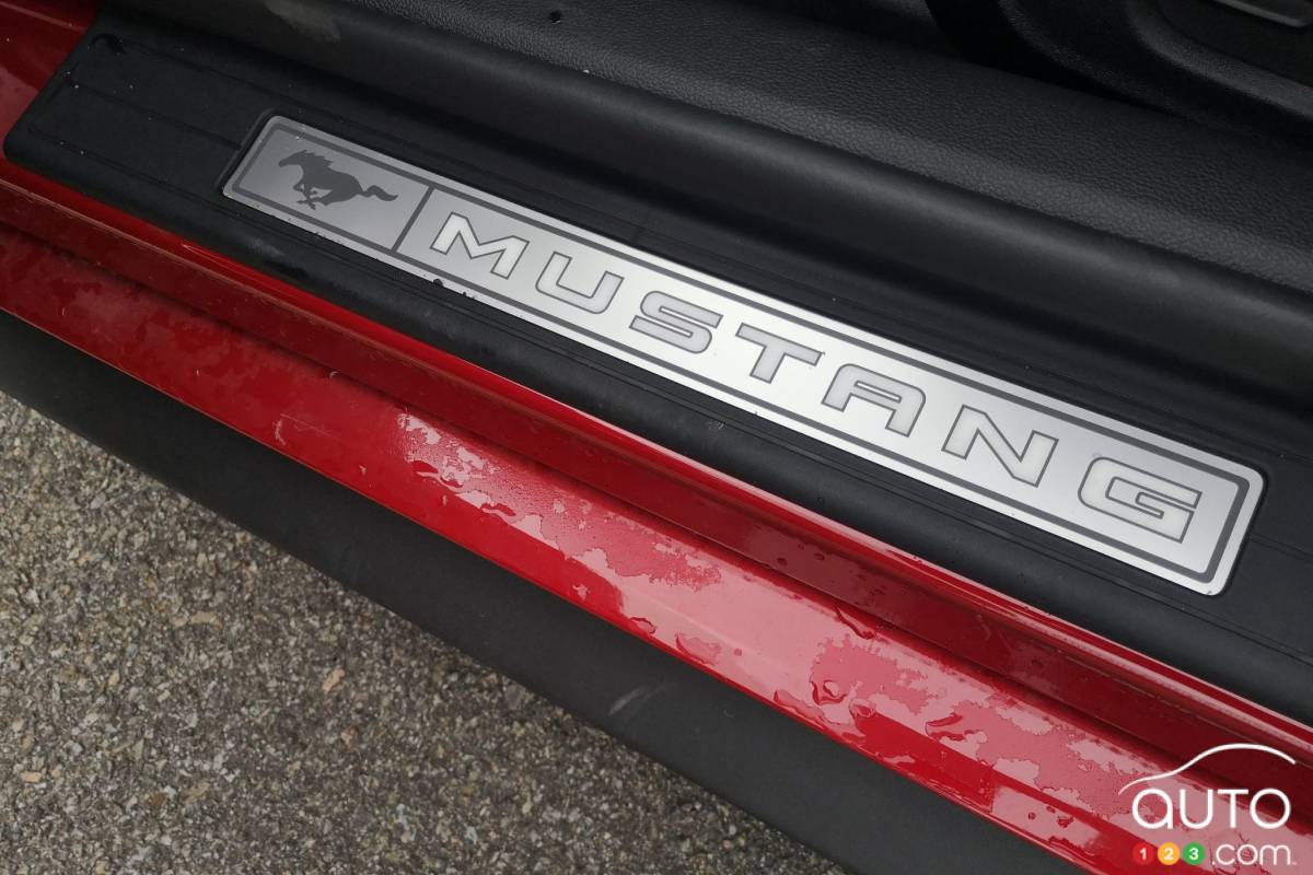 Ford Mustang GT décapotable 2020, écusson sur seuil de porte